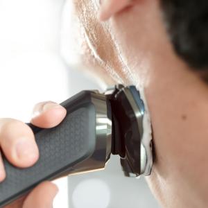 Умная бритва Philips Series 7000 SkinIQ S7782/50